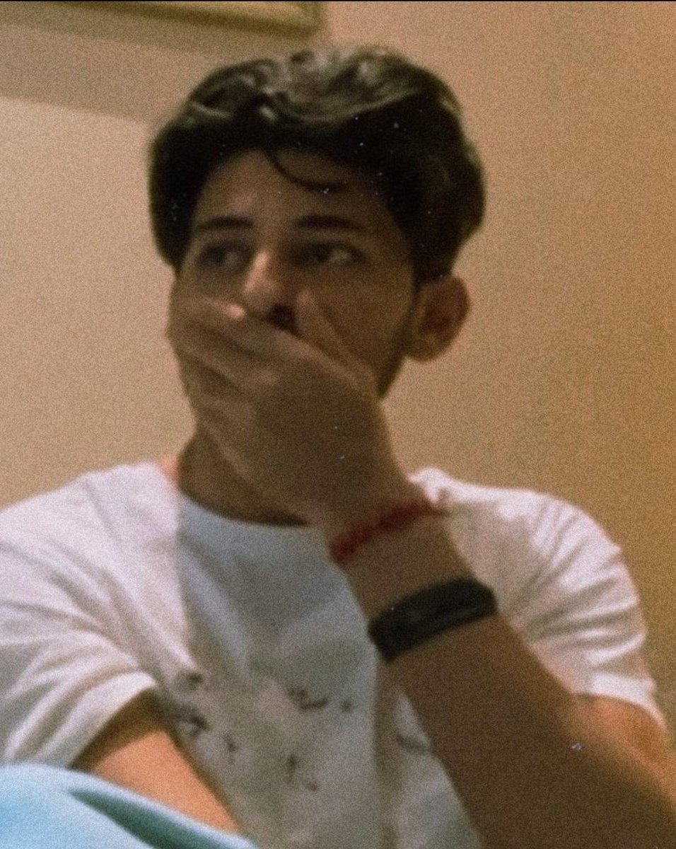 Asmitabajpai4's tweet photo. Bhai schme 2 hafte hogye it's been two week now  😭 nd i still can't get out of it bhaii uss din se upar nikal hi ni pa rhe hain the way he said han aajao na nd after that jab bracelet pehnaya bhaiiiii there is so much things kya kya btaun jldi se wapas aajao yrr @DarshanRavalDZ https://t.co/GgYmGXsFYB