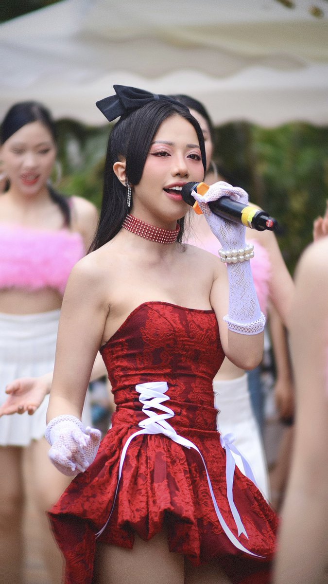 Hoá thành cô gái nhỏ mặc váy đỏ giữa vườn vải thiều

👗 Stylist: Hensi Le
✨Styling Assistant: PH Siêu
💄Makeup: Nguyễn Huyền Trang
👩‍🦳 Hair: Hong Anh
📸 Photo: Duc Dung + Trueimage

#PhungKhanhLinh #CITOPIA #HangDiaThoiDai #TimesRecords