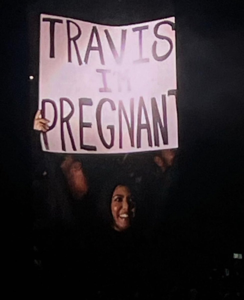 searedsha's tweet image. fyi kourtney announced she’s pregnant with a Travis im pregnant sign bcos someone was holding one in the all the small things video, nah this is adorable I’m obsessed