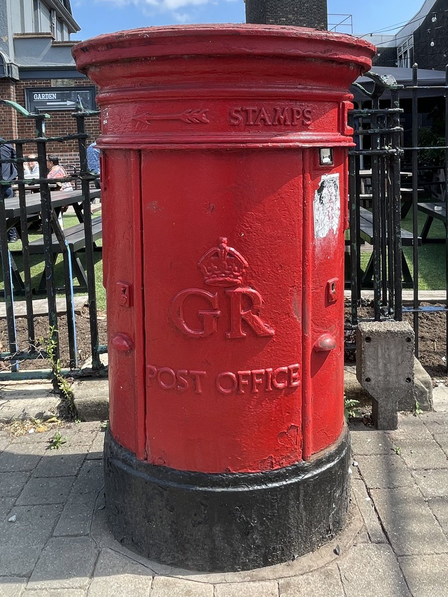 Something rare for #postboxsaturday. A 1930s Type D oval pillar box which used to have an integrated stamp machine at one end. 75 were made and only about 15 survive, mainly in London. There’s something art deco-ish about them, I think. Photo taken in June 2023.