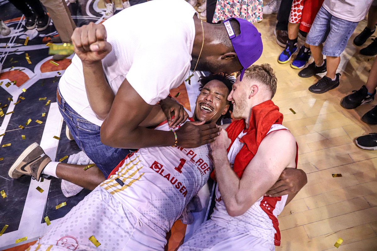 BCMBasket's tweet photo. Un énorme bravo à l’@ASLP_Basket pour ce titre incroyable ! 🏆

Spécialement à Pierre Hannequin et Séraphin Saumont, 2 joueurs formés chez nous ! 🧡

Tout cela sous les yeux d’Adam Mokoka, Fabien Damase ou encore Djibril Marico 👏🏻

#TousBCM https://t.co/Yem6cWkQ0D