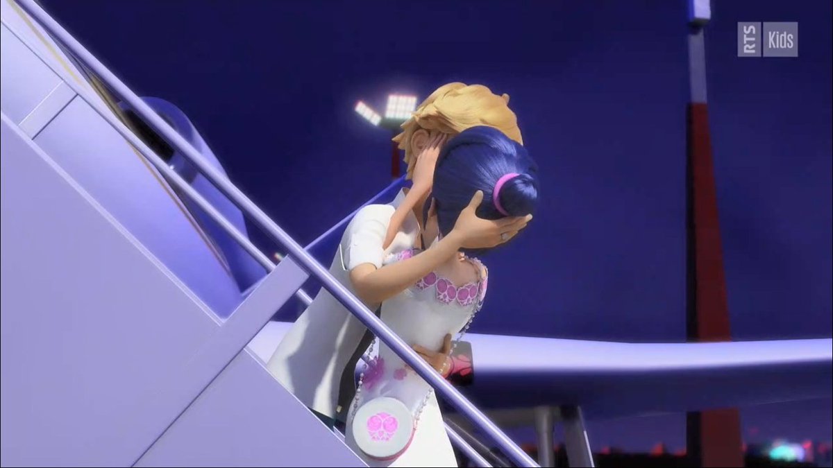 lady_skysz's tweet photo. EL BESO FUE RE LARGO NO ME ESPERABA QUE FUERA ASÍ 😭😭 FUE HERMOSO PERO A LA VEZ DOLOROSO PQ NO QUERÍA Q SE FUERA ADRIEN
COMO INTENTABAN SEPARARLOS DIOS NOOO 😭
#MLBS5Spoilers 
TE ODIO GABRIEL https://t.co/BOmYiEtj0e