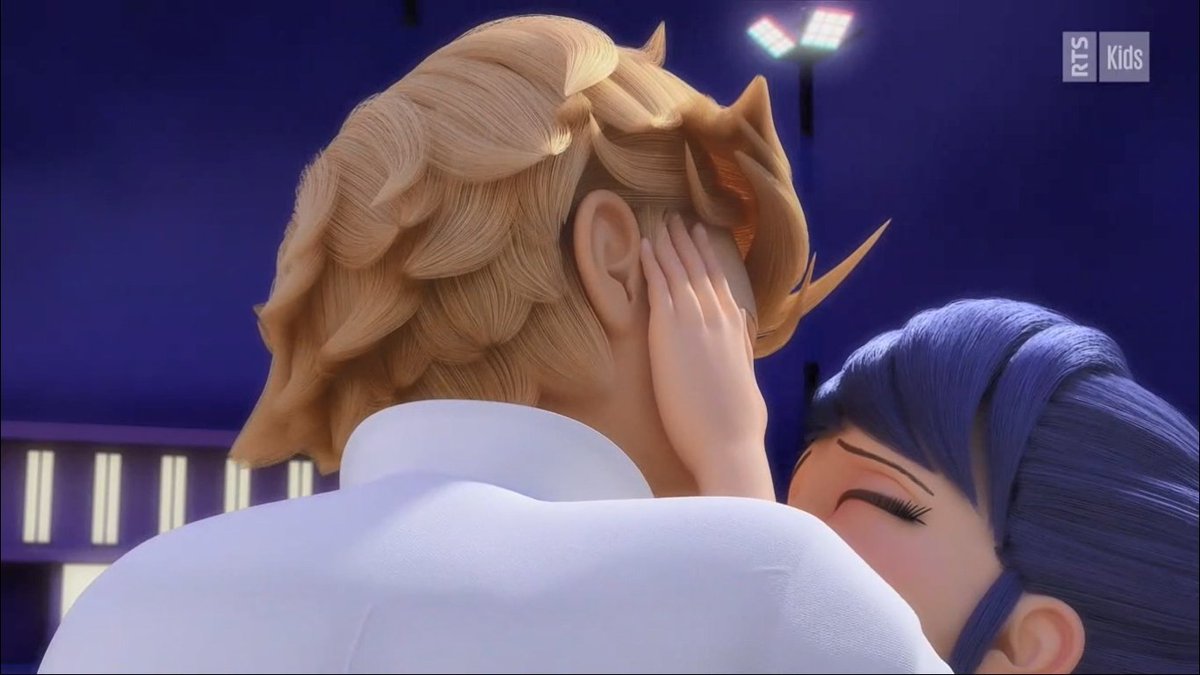 lady_skysz's tweet photo. EL BESO FUE RE LARGO NO ME ESPERABA QUE FUERA ASÍ 😭😭 FUE HERMOSO PERO A LA VEZ DOLOROSO PQ NO QUERÍA Q SE FUERA ADRIEN
COMO INTENTABAN SEPARARLOS DIOS NOOO 😭
#MLBS5Spoilers 
TE ODIO GABRIEL https://t.co/BOmYiEtj0e