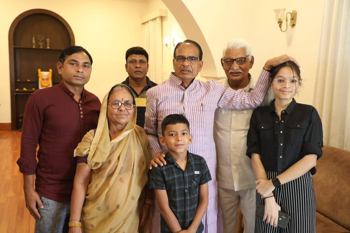 मुख्यमंत्री श्री <a href="/ChouhanShivraj/">Shivraj Singh Chouhan</a> ने कक्षा 10वीं की परीक्षा 97% अंकों के साथ उत्तीर्ण करने पर कुमारी अनुष्का चौहान को बधाई व शुभकामनाएं दीं। 

#JansamparkMP