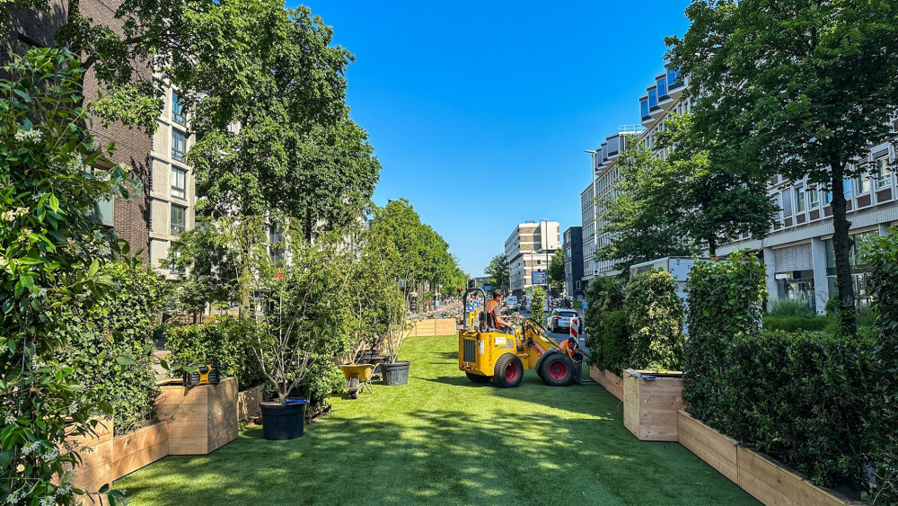 Während in Berlin Fußgängerzonen und Radprojekte gestoppt werden, hat Amsterdam jetzt die 4-spurige Weesperstraat für 6 Wochen geöffnet und diesen tollen Pop-Up Park errichtet. Ziel ist es Anwohner zu entlasten und "autoluw" zu werden, eine Stadt in der das Auto nur zu Gast ist😊