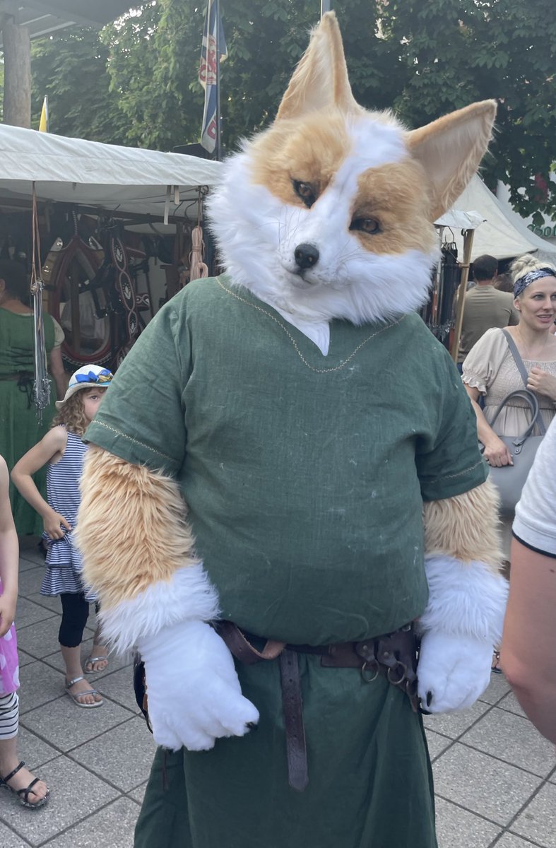 ドイツのお祭り🇩🇪

中世がテーマで、ファンタジーっぽい雰囲気がたまらん😍❤️

店の人だけじゃ無くて、
お客も中世の服なのが最高🥺

次はうちも中世の服装で行きたい！
魔女の服装堂々と出来るね😁 https://t.co/X0eorpmGaz