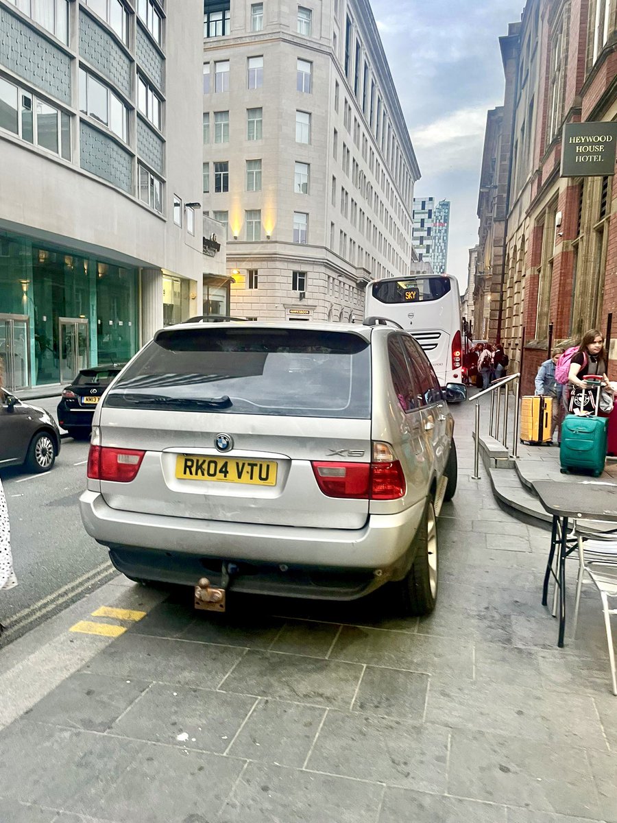 Dangerous parking has become normalised Fenwick St 16Jun23