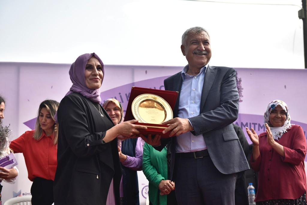 Adana_Bld's tweet photo. Tarımsal ve kırsal kalkınma projelerimizle üreticilerimize destek oluyoruz.

Feke ilçemizde S.S. Tapaneli Kadın Çiftçiler Tarımsal Kooperatifi'mizin açılışını ve Lavanta Yağı Damıtma Tesisi'mizin temel atma törenini gerçekleştirdik.

Üreticilerimize her türlü desteği vermeye ve yanlarında olmaya devam edeceğiz.