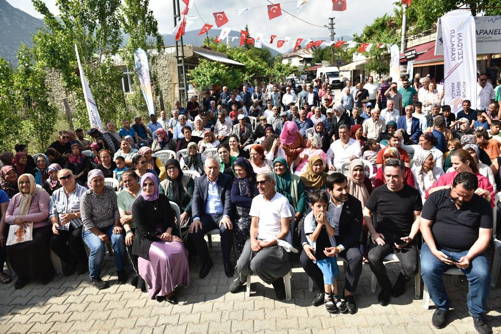Tarımsal ve kırsal kalkınma projelerimizle üreticilerimize destek oluyoruz.

Feke ilçemizde S.S. Tapaneli Kadın Çiftçiler Tarımsal Kooperatifi'mizin açılışını ve Lavanta Yağı Damıtma Tesisi'mizin temel atma törenini gerçekleştirdik.

Üreticilerimize her türlü desteği vermeye ve