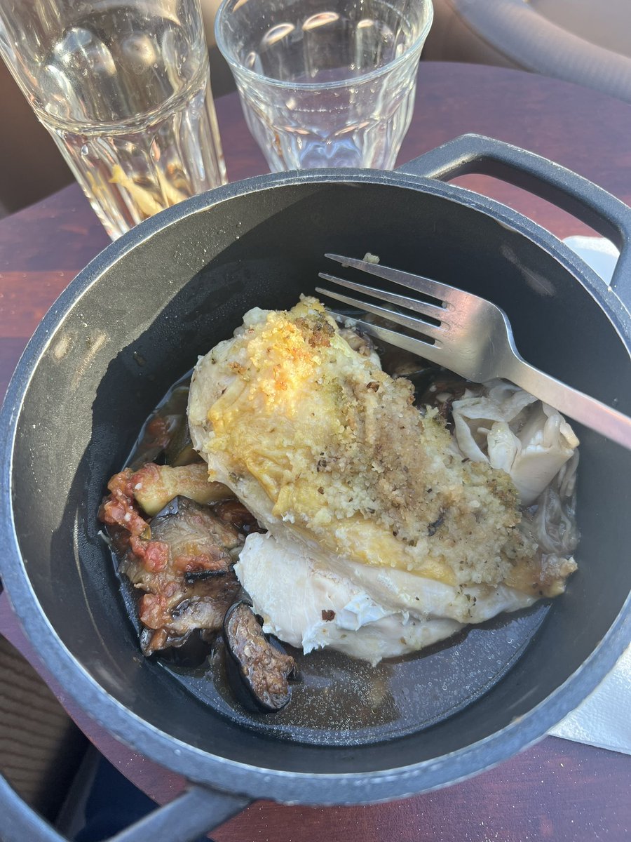 drjojo62's tweet photo. Nothing like a little chicken while cruising the Seine #top100chicken actually the chicken was 🐔🐔🐔but the view was ⭐️⭐️⭐️⭐️⭐️ https://t.co/Uh9FeZax1C