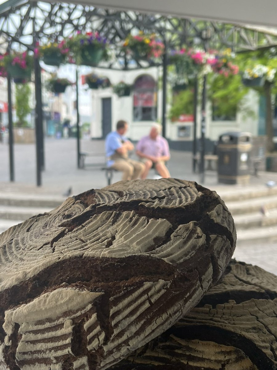 Kendal Farmers Market are on Finkle Street supporting @KendalBID and the food and folk festival … It’s a lovely meeting place, a place to chat @Sillfieldfarm listen to music buy your weekend produce