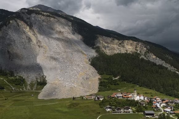 Jamie_Woodward_'s tweet image. Huge rockslide narrowly misses Swiss mountain village @EGU_GM #geomorphology swissinfo.ch/eng/business/e…
