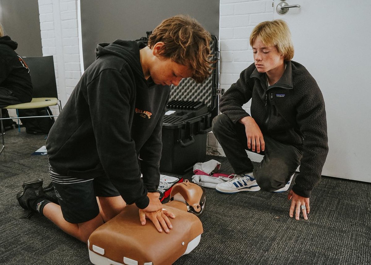 Always a great day to have the @saltwater_institute crew through the Surfers Rescue 24/7 program.

The lifesaving skills learned in this program around CPR, Defib use, envenomation and patient transport may prove invaluable one day. 

🙌