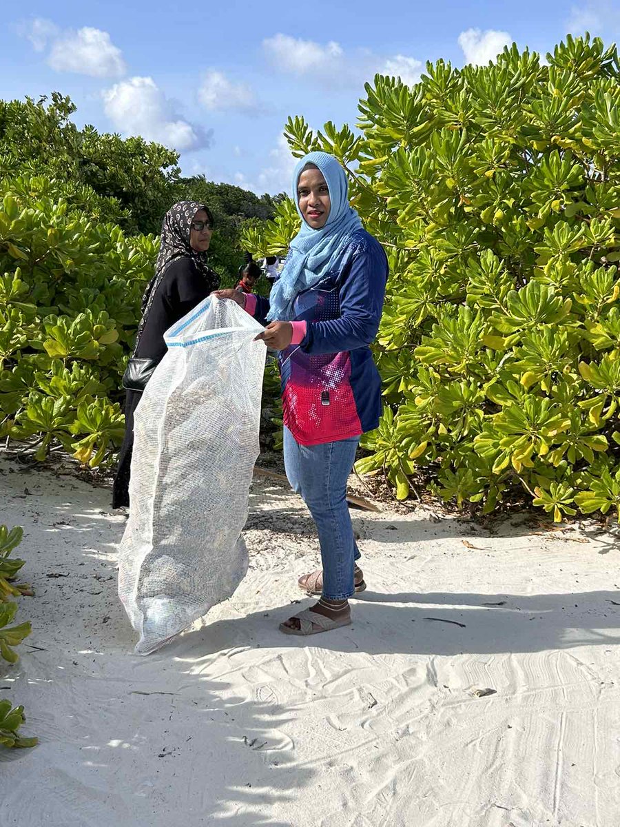 eduGS_59's tweet photo. Beach Cleaning by Funadhoo School 

#maldivesfortheoceans
 #parleyAIR 
@parleymv @MoEdumv https://t.co/0kWerhCVfV