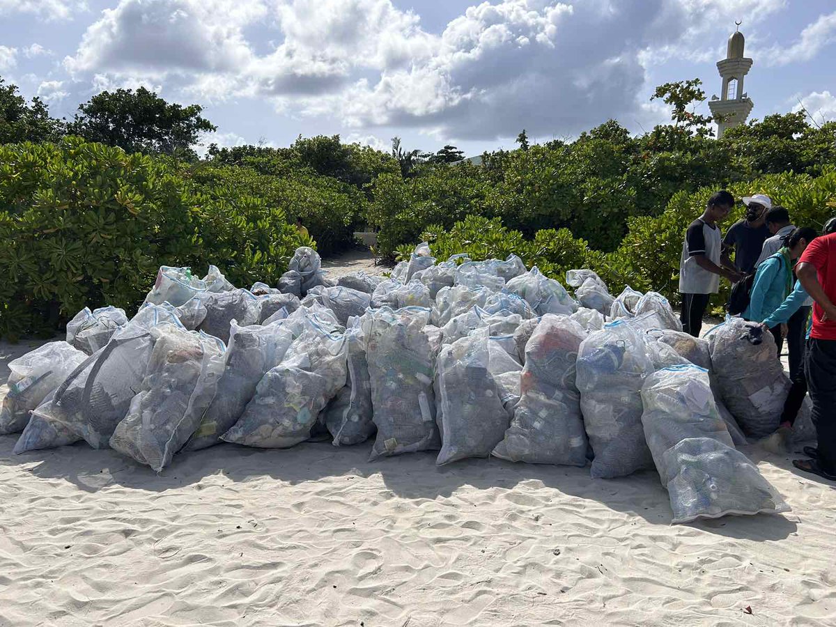 eduGS_59's tweet photo. Beach Cleaning by Funadhoo School 

#maldivesfortheoceans
 #parleyAIR 
@parleymv @MoEdumv https://t.co/0kWerhCVfV