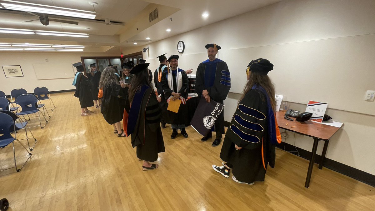 OSU_Education's tweet photo. What an amazing turn out, what an amazing night, what amazing graduates! A few scenes from tonight's graduation from the College of Education on the OSU campus in Corvallis. #osucoedgrad #gobeavs https://t.co/nsR2VIn2iO
