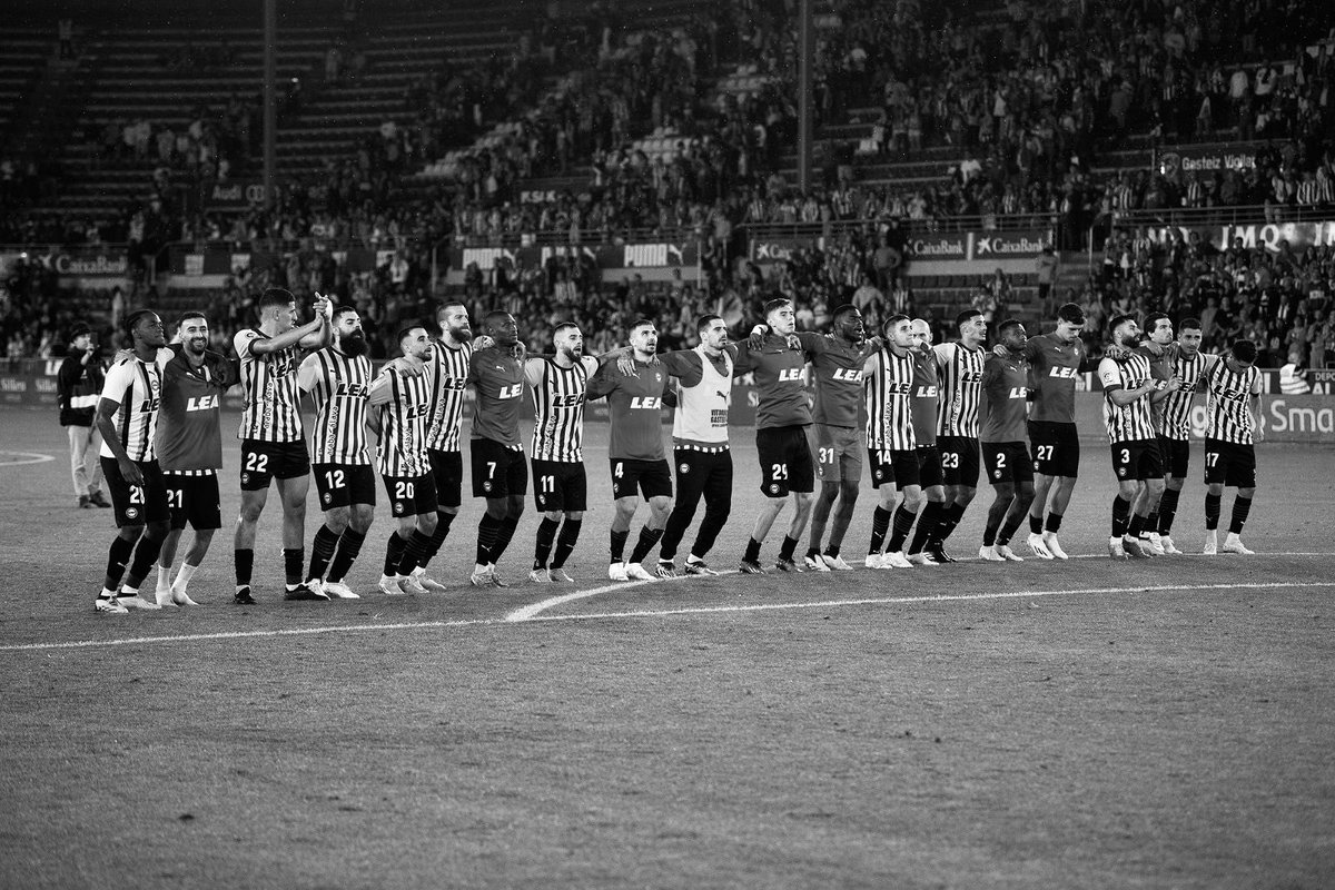 Por vosotros. 
Por nosotros.
Por los que estáis en Valencia.
Por los que estáis en Gasteiz y el resto de Araba.
Por los que ya no están.

Porque hemos llegado hasta aquí y estamos a un solo paso de la gloria.

¡VAMOS A PELEARLO HASTA EL FINAL!

#LevanteAlavés #EsteEsElCamino 🔵⚪️