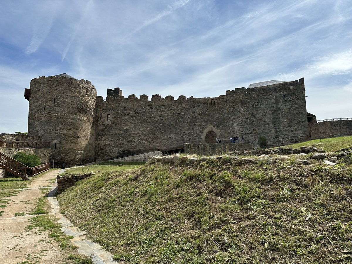 📌 Castillo Templario de Ponferrada.

¿Sabías qué se pueden ver cuatro castillos en uno?

¿Y qué fue campo de entrenamiento de la Ponferradina? 

#Paisajes24