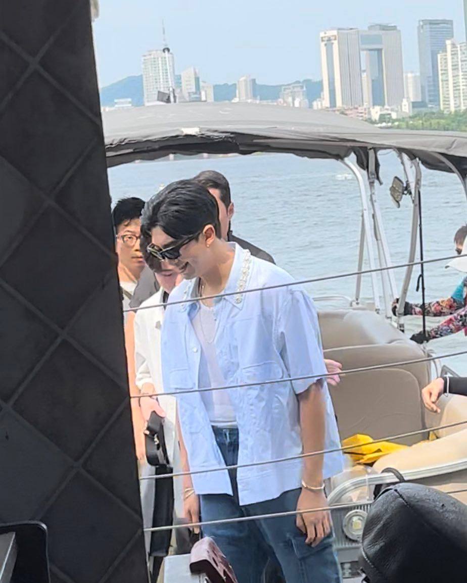 SparmyItalia's tweet photo. NAMJOON ARRIVA ALL YEOUIDO HANGANG PARK DI SEOUL 

#namjoonupdate #BTSFESTA2023 #yeouidopark https://t.co/SIv5gpy1Z5