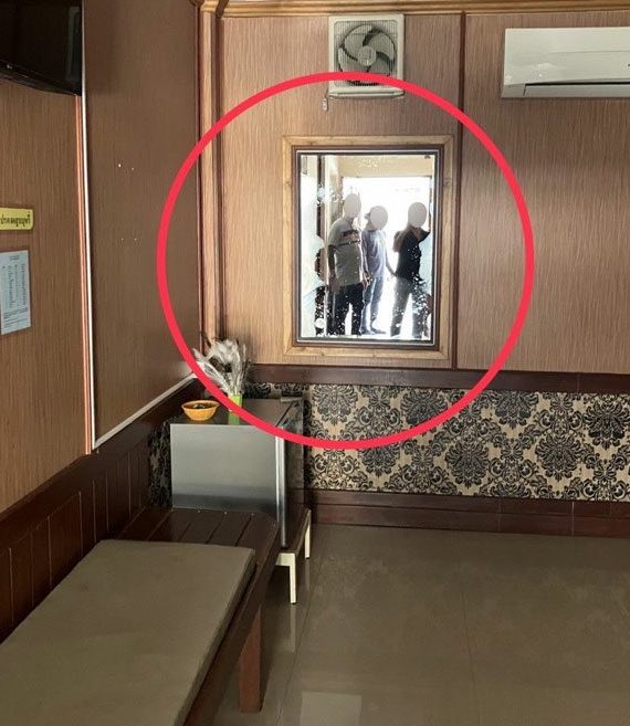 พล็อตหนังสยองกลายเป็นเรื่องจริงเลยข่าวนี้ มีข่าวที่ไทยว่ามีโรงแรมนึงที่กาญจนบุรี ลูกค้าโดนขโมยของหมดห้อง โดนหลายคนด้วย แต่ที่พีคกว่าคือห้องโรงแรมนี้ไม่มีหน้าต่างเลย หารู้ไม่ว่ากระจกในห้องมันคือช่องลับ! ดีไซน์ไว้ให้เมียน้อยหนีเมียหลวง