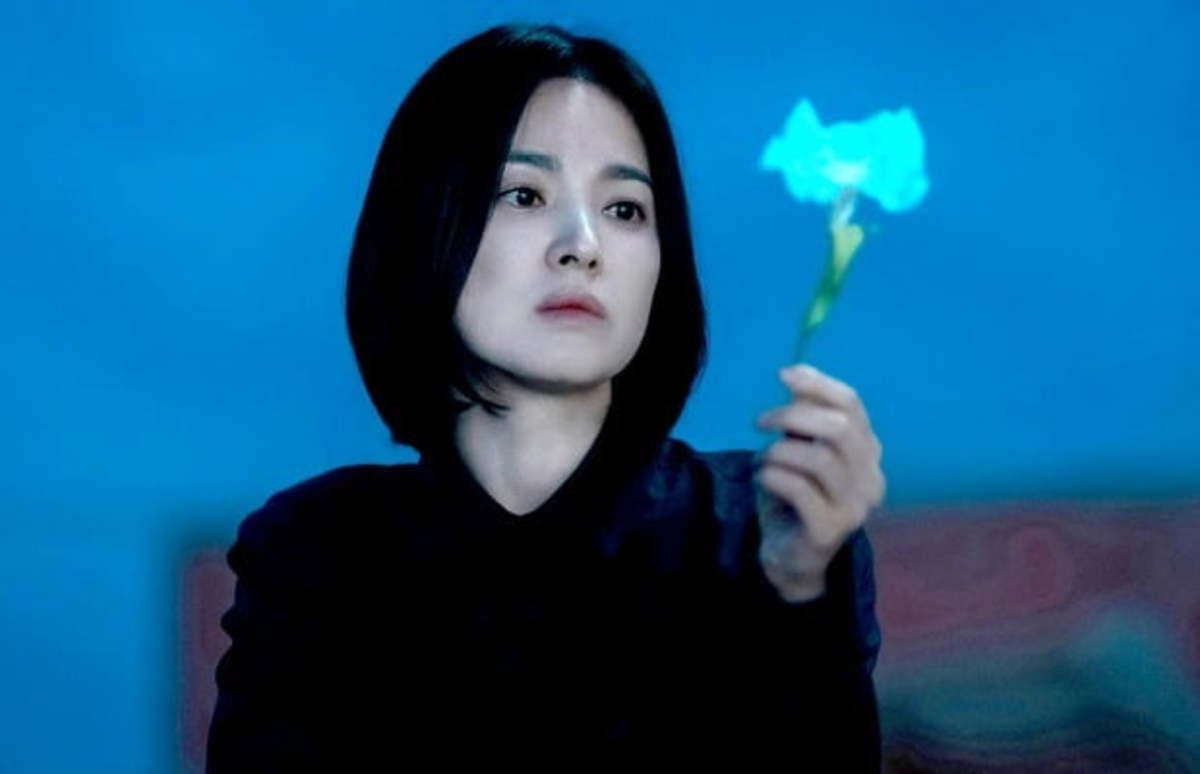 adlucem77's tweet photo. 똑똑하고 성공한 여성이 후배와 결혼했는데 시아버지가 여자가 나이가 많아 아쉽지만 아들 이길 수 없다고 타박해서 좀 찜찜한 마음으로 시골에 있는 시가를 가봤더니 남편의 실물사이즈 판넬이 주르륵 늘어서서 맞아주는 한국형 공포영화 보고싶다 https://t.co/DdHNhdQhWp