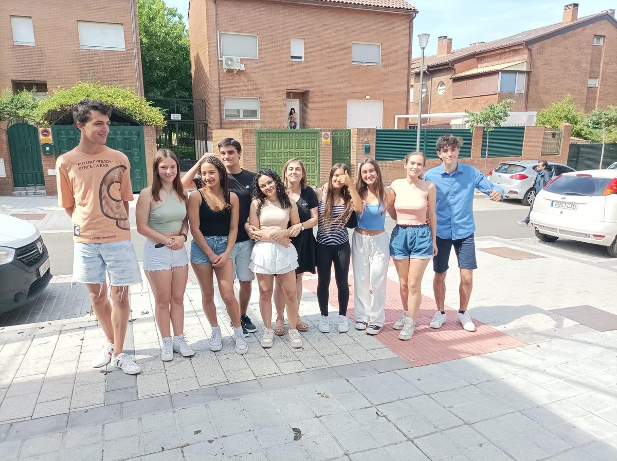 Por 1ª vez, el IES Jorge Manrique participó en el concurso Esópera organizado por la CAM con alumnos de 4°ESO.Aunque no pasamos a la siguiente fase, la responsable del proyecto, Valvanuz Vega, ha querido agradecerles su participación y dedicación con una comida. ¡Gracias chicos!