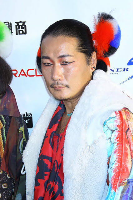 「「キャンドル・ジュンってあの人に似てない?ロマンポルシェの顔の怖い方」 「どっち」|突撃なめじろうのイラスト