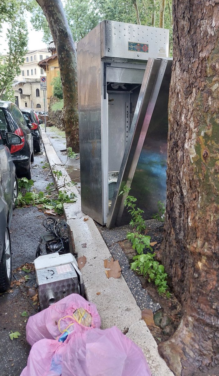 Questo frigorifero industriale è stato mollato a passeggiata di Ripetta in pieno centro. Indica che a Roma è possibile tutto, nessuno teme controlli, e la possibilità di essere multati è pari a zero.