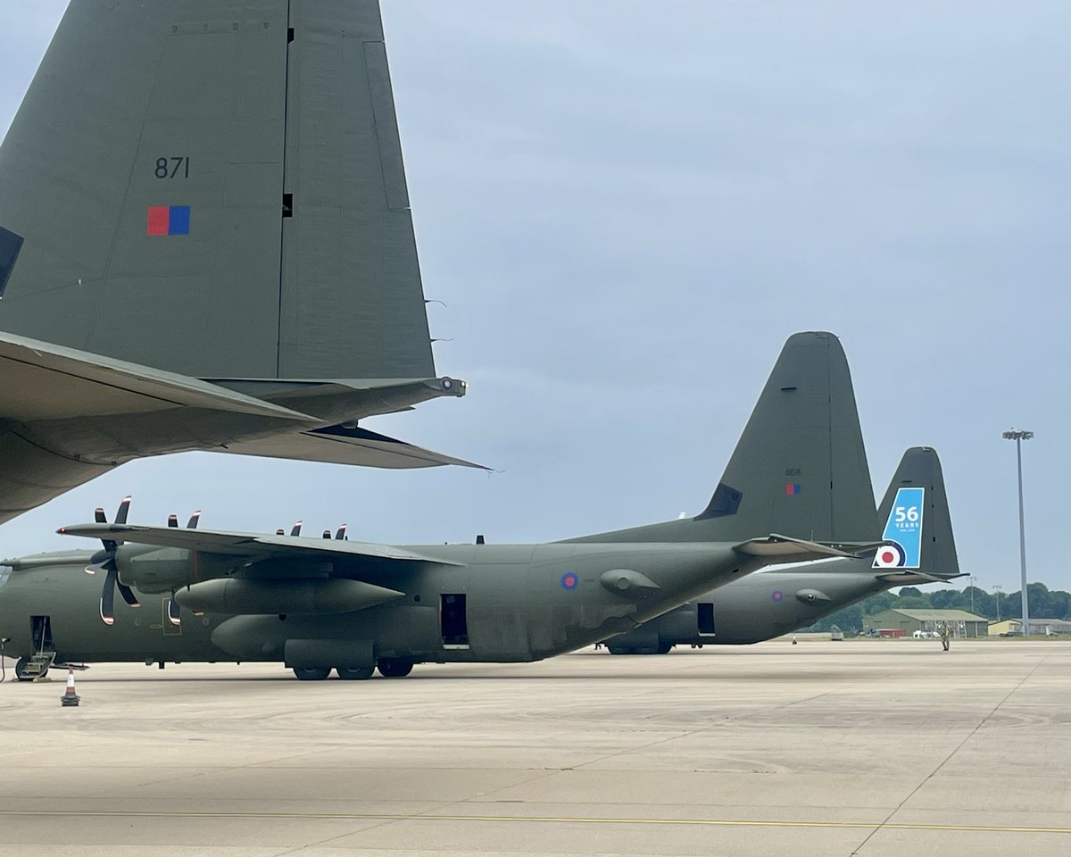 Ready for the final task for RAF C-130. This is quite a moment. 

#c130 #kingsbirthdayflypast #kingsbirthdayparade #TroopingoftheColour