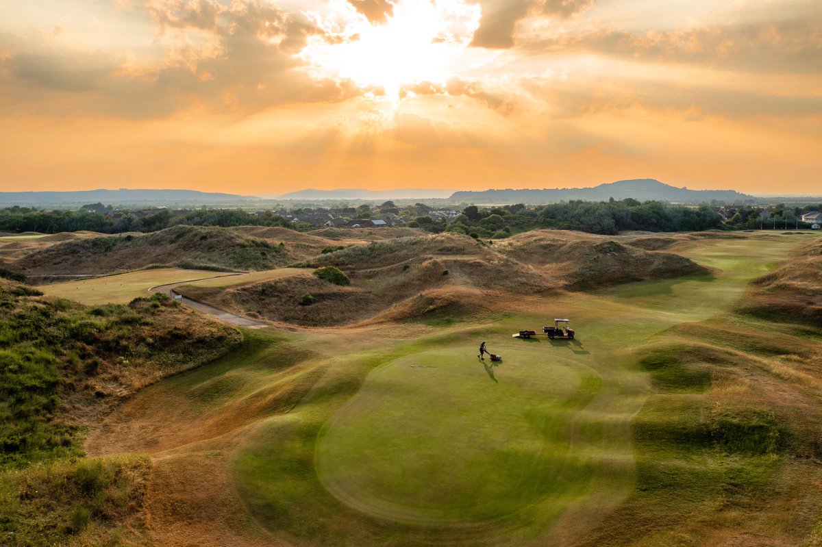 BurnhamBerrow's tweet photo. Gloriously golden scenes around the greens.🌅

#greenkeeping #golfcoursemaintenance #turfgrass #linksgolf #golfcoursesunrise #goldenhourlight #burnhamonsea #somerset https://t.co/NlEX0L7qg5