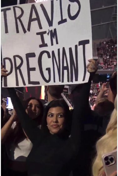 BrooklynSin's tweet photo. Seeing @kourtneykardash announce her pregnancy at the concert bring me so much joy! That baby is lucky to have them as parents! #kourtneykardash #pregnancyannouncement
#Kourtneykardashionpregnant https://t.co/gTX6I0o0zG