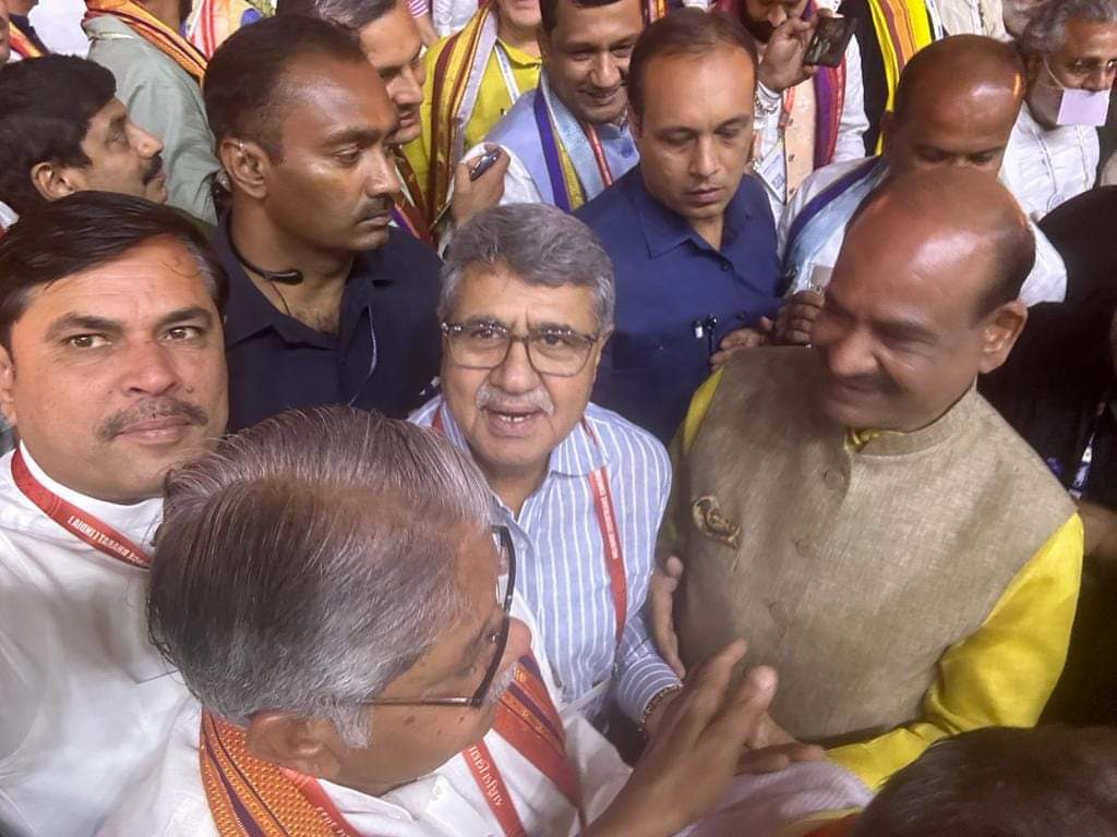 BBBatra's tweet photo. मुंबई में आयोजित National legislators conference में शिरकत कर देश के विभिन्न प्रदेशों से आए जनप्रतिनिधियों से मिलने व उनके विचार जानने का मौका मिला ! https://t.co/uPUGwLFJ4x