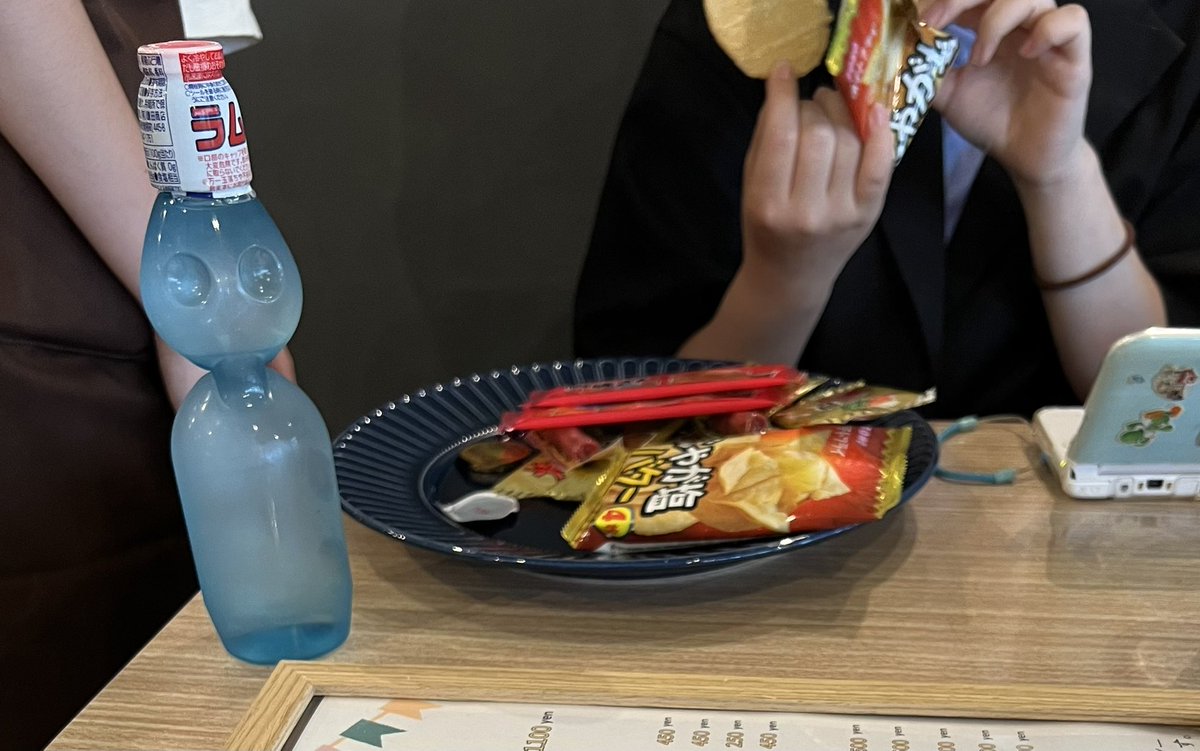 mejina_stroll's tweet image. 娘の友達がバイトしてるカフェに家族でいったよ、駄菓子屋さんも兼ねてて、面白かった
 #泉北BASE