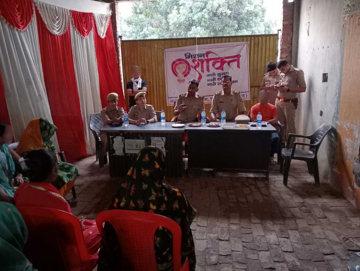 पुलिस अधीक्षक @Ashokips68rr के निर्देशन में थाना मऊदरवाजा महिला सुरक्षा विशेष दल द्वारा महिलाओं व बालिकाओं को हेल्पलाइन नंबर 1098/181/112/1090/1076 व महिला सम्बन्धी अपराधों के प्रति जागरूक किया गया। #missionshakti