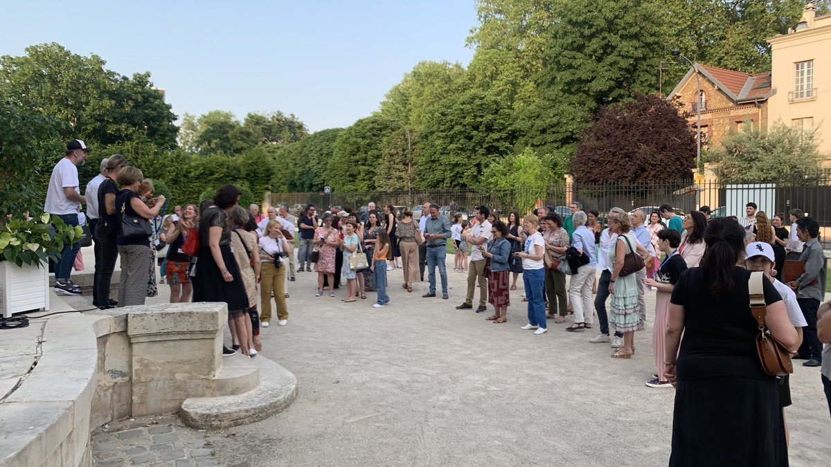 Je lance le hashtag #AsnièresCulture : très beau vernissage de l’exposition d’art collective (jusqu’au 30 juillet). Venez découvrir nos artistes locaux dans ce superbe écrin qu’est notre Chateau. #EntréeGratuite cc ⁦@maeschlimann⁩ #Asnières #art #fierdemeséquipes