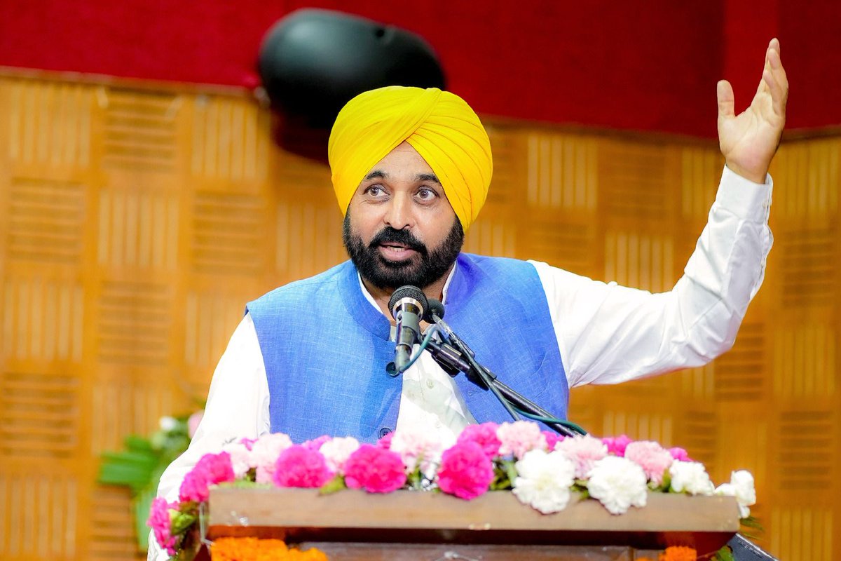 BhagwantMann's tweet photo. 419 ਘਰਾਂ ਦੇ ਜੀਆਂ ਤੇ ਨੌਜਵਾਨਾਂ ਦੇ ਸੁਪਨਿਆਂ ਨੂੰ ਬੂਰ ਪਿਆ….ਸਥਾਨਕ ਸਰਕਾਰਾਂ ਵਿਭਾਗ ਦੇ 401 ਤੇ ਜਲ ਸਪਲਾਈ ਤੇ ਸੈਨੀਟੇਸ਼ਨ ਵਿਭਾਗ ‘ਚ 18 ਨਵ-ਨਿਯੁਕਤ ਨੌਜਵਾਨਾਂ ਨੂੰ ਨਿਯੁਕਤੀ ਪੱਤਰ ਵੰਡੇ…ਸਾਰਿਆਂ ਦੀ ਹੌਸਲਾ ਅਫ਼ਜਾਈ ਕੀਤੀ ਤੇ ਸ਼ੁਭਕਾਮਨਾਵਾਂ ਦਿੱਤੀਆਂ…

ਪੰਜਾਬ ਦੇ ਲੋਕਾਂ ਦੀ ਬਿਹਤਰੀ ਤੇ ਖੱਜਲ ਖੁਆਰੀ ਖ਼ਤਮ ਕਰਨ ਲਈ ਕੰਮ ਕਰਨ ਨੂੰ ਲੈਕੇ ਪ੍ਰੇਰਿਆ…ਇਹ ਰੰਗਲੇ ਪੰਜਾਬ ਦੀ ਝਲਕ ਹੈ ਹਰ ਮਹੀਨੇ ਨੌਜਵਾਨਾਂ ਨੂੰ ਰੁਜ਼ਗਾਰ ਦੇ ਰਹੇ ਹਾਂ…