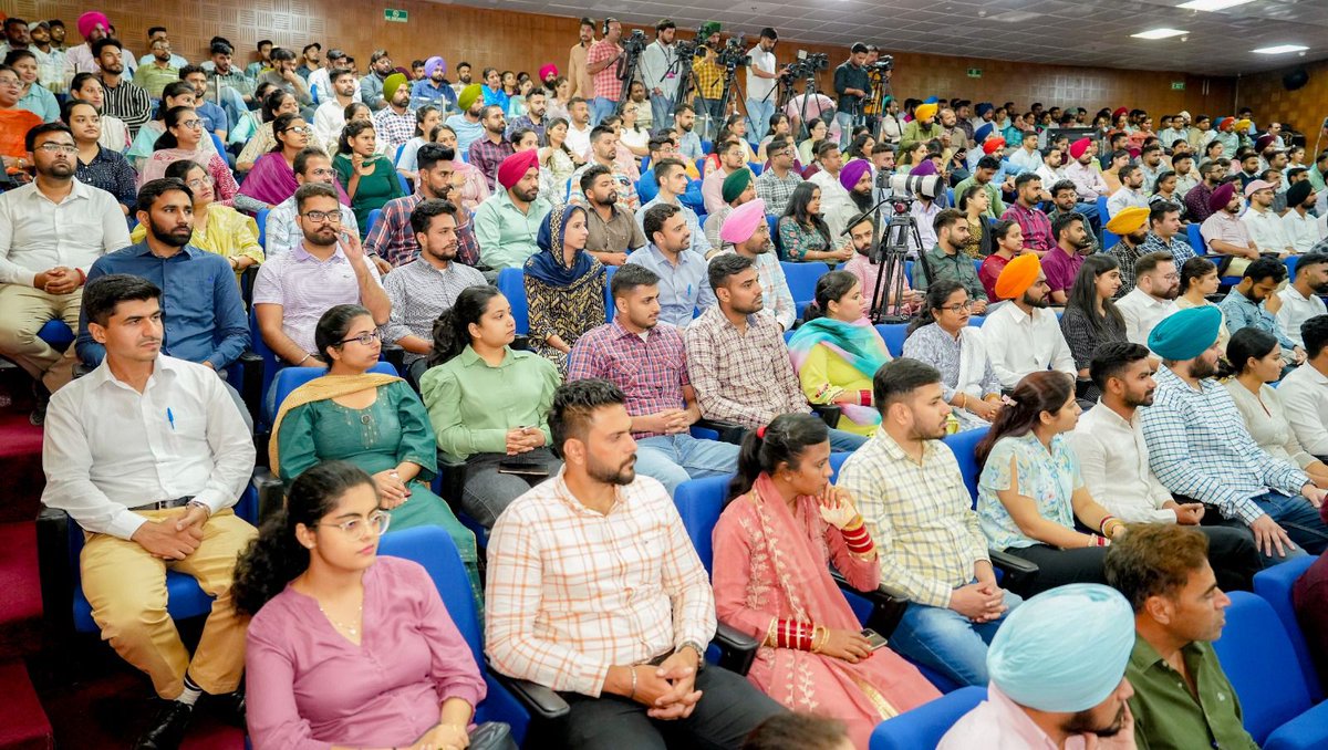 BhagwantMann's tweet photo. 419 ਘਰਾਂ ਦੇ ਜੀਆਂ ਤੇ ਨੌਜਵਾਨਾਂ ਦੇ ਸੁਪਨਿਆਂ ਨੂੰ ਬੂਰ ਪਿਆ….ਸਥਾਨਕ ਸਰਕਾਰਾਂ ਵਿਭਾਗ ਦੇ 401 ਤੇ ਜਲ ਸਪਲਾਈ ਤੇ ਸੈਨੀਟੇਸ਼ਨ ਵਿਭਾਗ ‘ਚ 18 ਨਵ-ਨਿਯੁਕਤ ਨੌਜਵਾਨਾਂ ਨੂੰ ਨਿਯੁਕਤੀ ਪੱਤਰ ਵੰਡੇ…ਸਾਰਿਆਂ ਦੀ ਹੌਸਲਾ ਅਫ਼ਜਾਈ ਕੀਤੀ ਤੇ ਸ਼ੁਭਕਾਮਨਾਵਾਂ ਦਿੱਤੀਆਂ…

ਪੰਜਾਬ ਦੇ ਲੋਕਾਂ ਦੀ ਬਿਹਤਰੀ ਤੇ ਖੱਜਲ ਖੁਆਰੀ ਖ਼ਤਮ ਕਰਨ ਲਈ ਕੰਮ ਕਰਨ ਨੂੰ ਲੈਕੇ ਪ੍ਰੇਰਿਆ…ਇਹ ਰੰਗਲੇ ਪੰਜਾਬ ਦੀ ਝਲਕ ਹੈ ਹਰ ਮਹੀਨੇ ਨੌਜਵਾਨਾਂ ਨੂੰ ਰੁਜ਼ਗਾਰ ਦੇ ਰਹੇ ਹਾਂ…