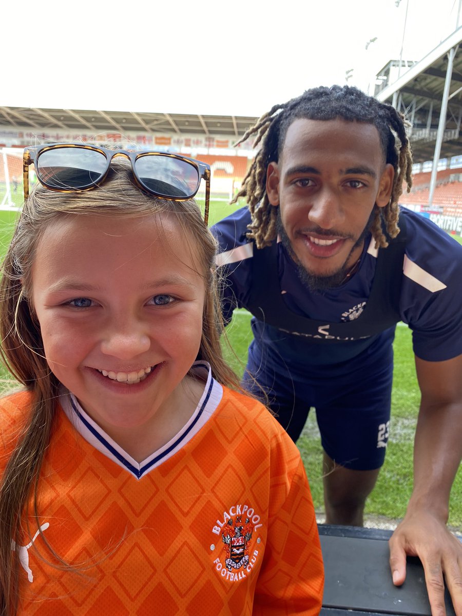 My baby girl Megan is 11 today. Retro kit was no 1 on her birthday list looking forward to the new season ⚽️🍊Number 2 would be a happy birthday from her favourite player @DomThompson3 #UTMP