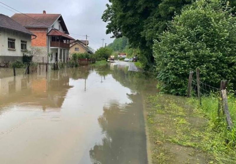 CdBalkans's tweet image. #Inondations en #Serbie | Des #ponts effondrés, des routes #coupées, des maisons inondées, des centaines de personnes #évacuées...En cause : les fortes #pluies qui frappent la Serbie et une partie de la Bosnie-Herzégovine. Notre #dossier 👉courrierdesbalkans.fr/+-dereglement-…