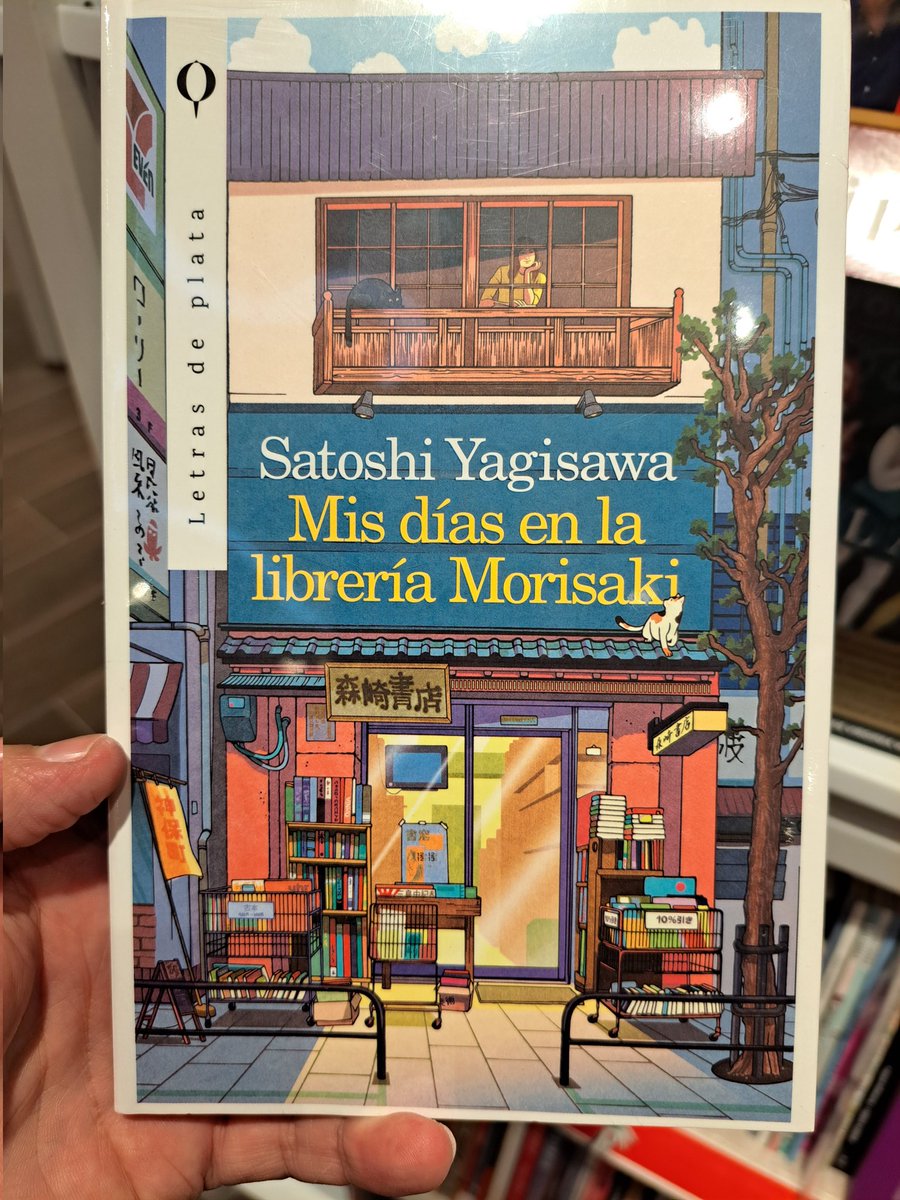 Found a new book at the local bookstore. Satoshi Yagisawa's 'Days at Morisaki Books' (in Spanish) seems to be about the comfort reading and the life of a lonely woman.  I wanna read it soon. In my wishlist now!
#Japan #JapaneseBooks #Books  #YagisawaSatoshi #MorisakiBooks