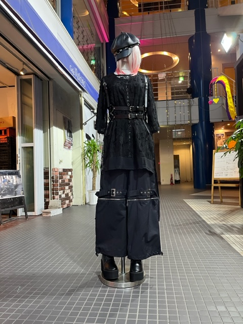 BASEMENT_CAVE's tweet photo. ✼#BASMENTCAVE今日のコーデ✼
タンクトップ+ワイドパンツにシースルーのチュールロングカットソーを重ねて透け感を楽しむレイヤードコーデです*
ハーネスをプラスしてクールなゴシックフェティッシュなコーデおすすめです🖤🖤
cutsew #elementsH
tanktop&choker #HELLCATPUNKS
pants #LISTENFLAVOR https://t.co/zVpK371MX0