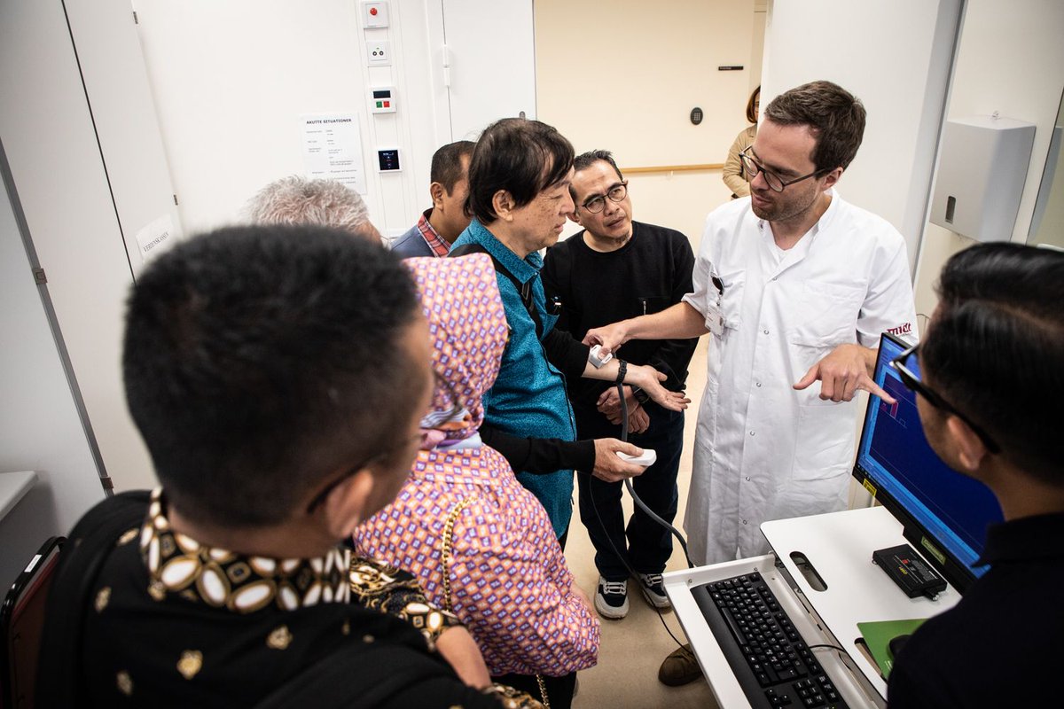 PainResearchDK's tweet photo. Earlier this week, we had a visit from 12 Indonesian neurologists who came to see and learn about our research on neuropathic pain and diabetic neuropathy. Photographs captured by Aarhus University https://t.co/SADo1HjqYz