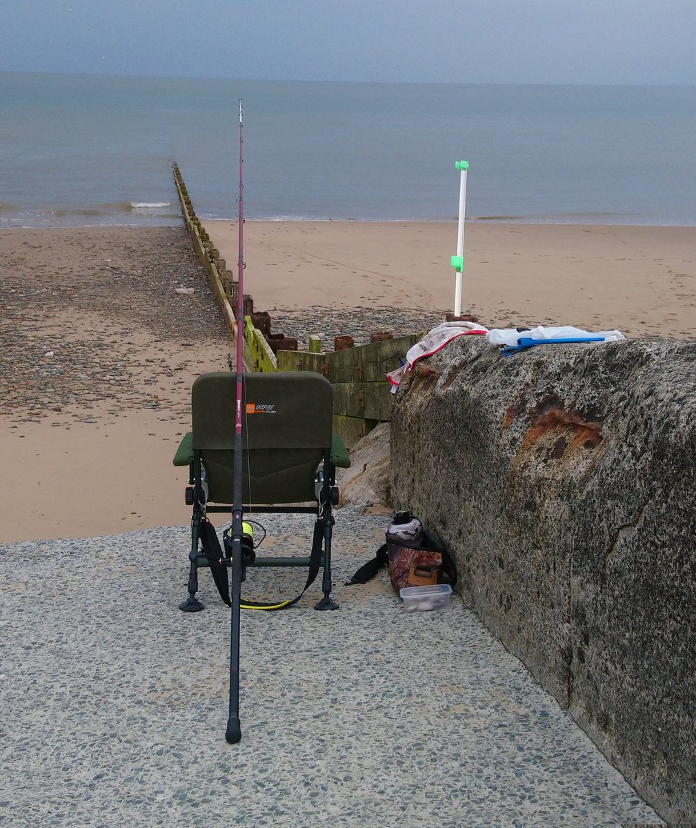 When hi tides 11:14hr, it's a reasonable tide, at 8.1m, it's a Saturday, warm & dry, but you're the only one out #fishing on the #fyldecoast you know you're on a hiding to nothing #blanking due to the easterly winds. But your day offs your day off🤷‍♂️🤞 🎣