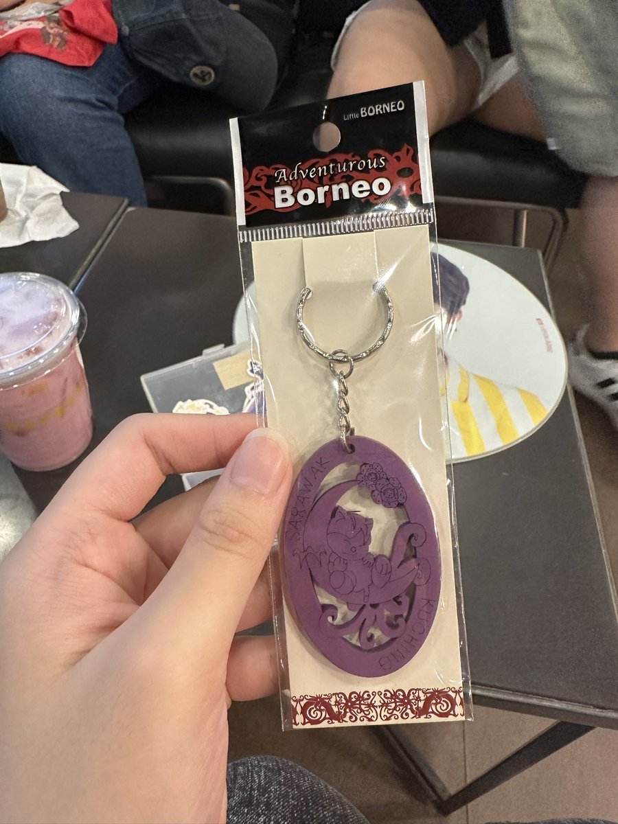 upsettisuga's tweet photo. thank you so much @JocyHW for the cute meowmeow keyring 💜 have fun at the concert!! https://t.co/DcZwylCK1W