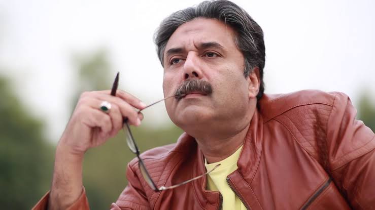 shahzaibnoshahi's tweet photo. آپ کا شمار تیز مصالحے سے تیار شدید یوتھیوں میں ہوتا ہے. ایک عالمی تحقیقاتی ادارے کی رپورٹ کے مطابق آج تک پتہ نہیں چل سکا کہ آپ مراثیوں کے دانشور ہیں یا دانشوروں کے مراثی. آپ نے زبان و بیان کی آڑ میں قوم کے فرہنگ و تلفظ کو بگاڑنے کی بہت کوشش کی جس کا اثر یوتھیوں کی اکثریت میں دیکھنے میں آتا ہے. آپ ایک ساتھ 4 چینل لانچ کر کے ایک بزنس ٹائیکون کا بھٹہ بھی بٹھا چکے ہیں، تبدیلی چورن بیچنے کی پاداش میں ملنے والے رگڑے سے بچنے کے لئے آجکل دبئی مفرور ہیں. ٹی وی پر اخلاقیات کا بھاشن دینا اور عام زندگی میں اخلاقیات کی دھجیاں اڑانا پسندیدہ مشغلہ ہے.