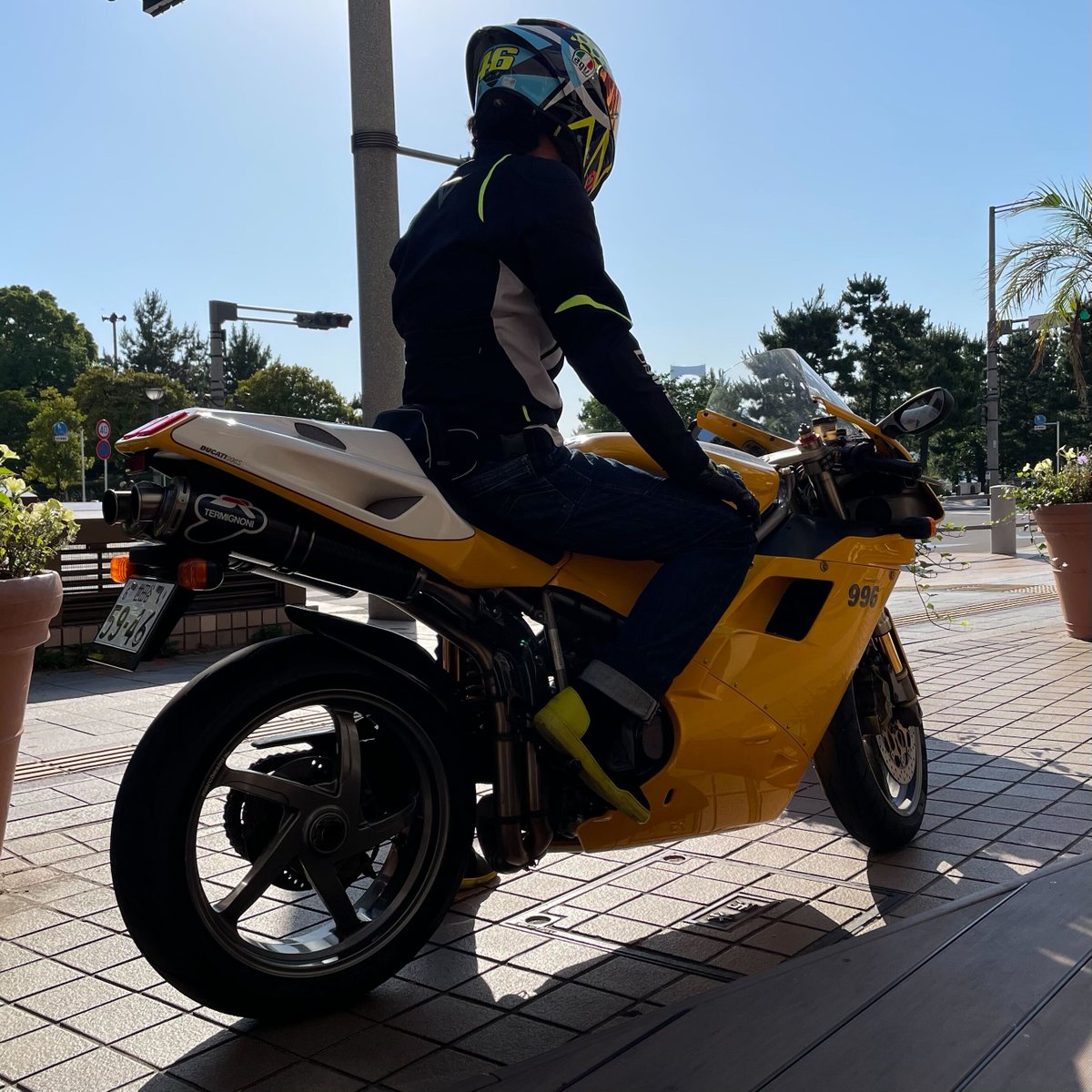 DAINESEODAIBA's tweet image. Brilliant #DaineseCrew &amp;amp; #AGVRider !!!

貴重なDucati 996にDainese×AGVのパーフェクトコーディネート。

車体に合わせたFluoYellowのウェアがExcellent!!

ご納車日にご来店頂きありがとうございました！

#Dainese
#AGV
#pistagprr
#ducati
#ducati996
#ドゥカティいいじゃん
#ダイネーゼ