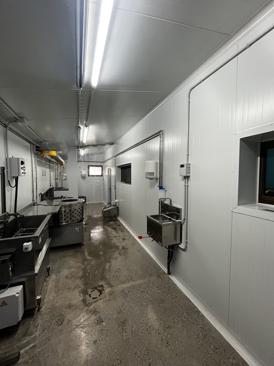 MobilSlaughter's tweet image. Another #rural #chicken farmer who will soon be slaughtering his products at the #farm itself...offering #proximity, #quality and #traceability to his #customers, inquire at comercial@fabretall.com #rural # poultry #breeding #fabretall #fabretallgroup #abattoirs #slaughterhouse