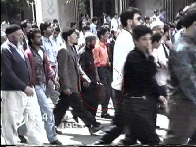 28 yıl önce bugün, Cuma namazından çıkıp, ellerindeki gaz bidonlarını gözlerimize soka soka 35 insanı diri diri yaktılar…

#unutMADIMAKlımda