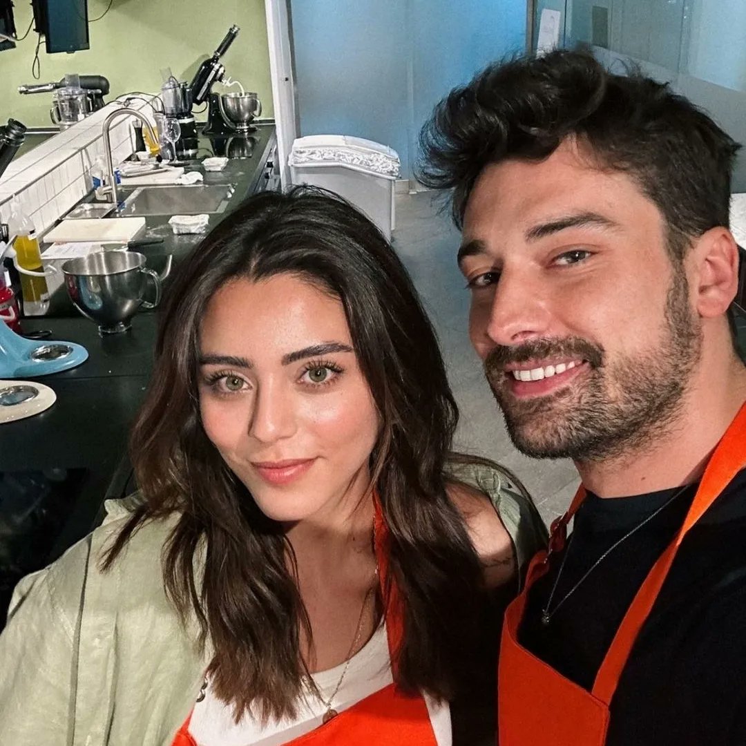 Taze aşıklar Sıla Türkoğlu-Alp Navruz çifti, birlikte mutfağa girdi. Sıla, pizza yaptıkları anları "Usta-çırak" notuyla paylaştı.

#silaturkoglu #sılatürkoğlu #alpnavruz #magazin #sondakika