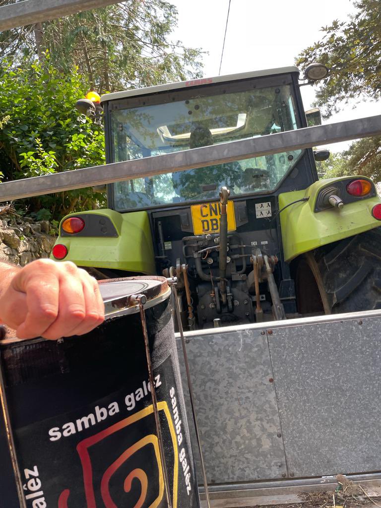 SambaGalez's tweet photo. Weβve found a new way to transport our drums! Thanks to Farmer Alan at #colwinston for the lift on his tractor! Whoop whoop! ππ₯#samba https://t.co/MRCAWGlSju